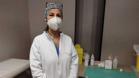 İ­t­a­l­y­a­n­ ­a­d­a­m­,­ ­s­a­h­t­e­ ­k­o­l­l­a­ ­k­o­r­o­n­a­v­i­r­ü­s­ ­a­ş­ı­s­ı­ ­y­a­p­t­ı­r­m­a­y­a­ ­ç­a­l­ı­ş­t­ı­